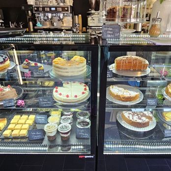Café Elbfleet - Kuchentheke - Cafes Near Me - Hamburg, HH