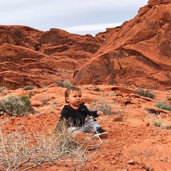 Love Hikes - Our 14 month old loving the valley of Fire vibe - Hiking Near Me Love Hikes - Our 14 month old loving the valley of Fire vibe - Hiking Near Me