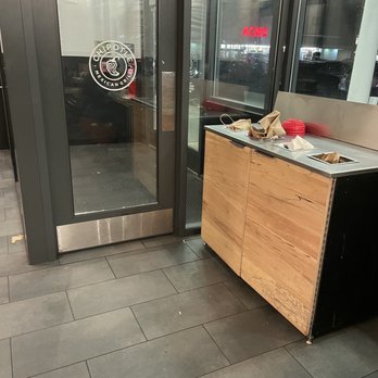 Chipotle Mexican Grill - Overflowing garbage - Fast Food Near Me - Stamford, Connecticut
