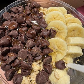Aloha Juice Bar - Leilani bowl with chocolate chips. - Food Stands Near Me - Hanalei, Hawaii Aloha Juice Bar - Leilani bowl with chocolate chips. - Food Stands Near Me - Hanalei, Hawaii