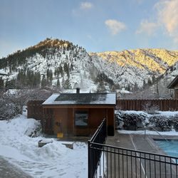 Icicle Village Resort - Pool and mountains