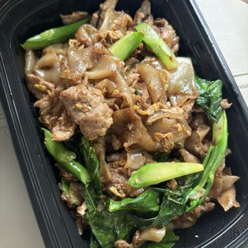 Pineapple Thai cuisine - N3. Pad-Si-Ew - Thai Near Me - Chestnut Hill, Massachusetts