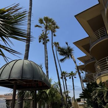 Pacific Terrace Hotel - Side walk towards parking area - Hotels Near Me - San Diego, California