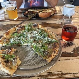 Fungi pizza and Montana Burger Royale
