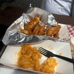 Special was 10 wings.  Got them with Mango Habanero sauce and the Mac-n-cheese.  It was really good.  Recommend it!!