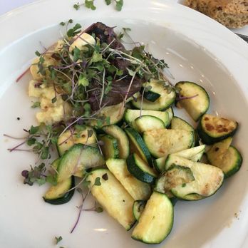 Zach's Bistro - Beef, mashed potatoes, veggies - New American Near Me - Newport, Oregon