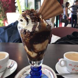 Walnuss-Becher