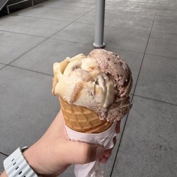Salt & Straw - Salted caramel ribbon and peppermint hot cocoa flavors... both delicious! - Ice Cream & Frozen Yogurt Near Me - San Ramon, California
