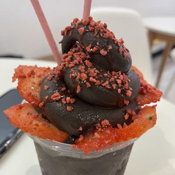 Nobibi - STRAWBERRY BLUSH WITH CHOCOLATE SOFT SERVE - Ice Cream & Frozen Yogurt Near Me - San Diego, California