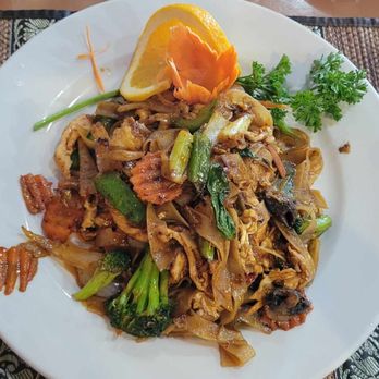 Bounxou Thai - drunken noodles with chicken - Thai Near Me - Jacksonville, Florida Bounxou Thai - drunken noodles with chicken - Thai Near Me - Jacksonville, Florida
