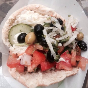 Maoz - Pain pita avec 4 petits falafels (dans le fond) et garniture olives, coleslaw, tomates, concombre et oignons. - Falafel Near Me - Paris, 75 Maoz - Pain pita avec 4 petits falafels (dans le fond) et garniture olives, coleslaw, tomates, concombre et oignons. - Falafel Near Me - Paris, 75