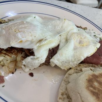 Bruncheon Las Colinas - Corned beef skillet. Don't get this - Breakfast & Brunch Near Me - Irving, Texas