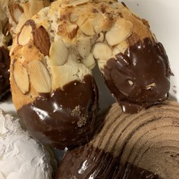 Almond Horn