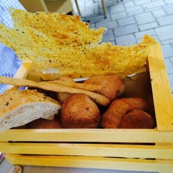 Osteria Antico Brolo - Brotkorb mit selbst gebackenem Sauerteigbrot, Grissini und Polentawaffeln