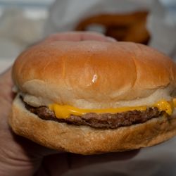 Polk-A-Dot Drive In - Cheeseburger.(keepsmilingphoto.com)