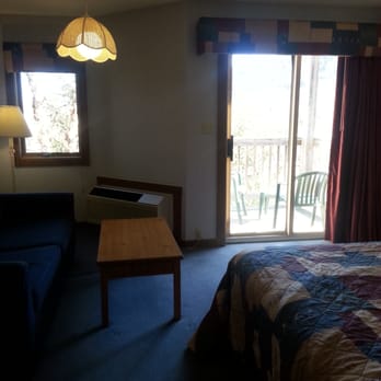 Massanutten Resort - Hotel room with little balcony overlooking the ski resort - Hotels Near Me - Massanutten, Virginia Massanutten Resort - Hotel room with little balcony overlooking the ski resort - Hotels Near Me - Massanutten, Virginia
