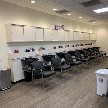GateWay Community College - Cosmetology shampoo area - Colleges & Universities Near Me - Phoenix, Arizona