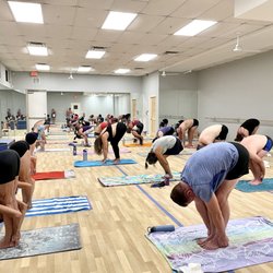 Hot Yoga - Padahastasana
