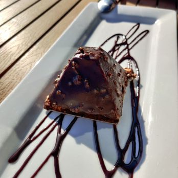Boeuf Cochon - Pyramide Ferrero rocher. Une mousse au chocolat excellente. - Steakhouses Near Me - Laval, Quebec