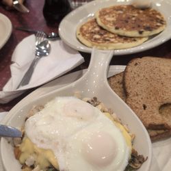 Le Peep Restaurant - Nomad skillet and chocolate chip pancakes