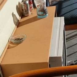 Royal Inn - Garbage outside the rooms