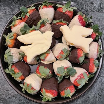 Edible Arrangements - Middletown - Real life. No grapes and chocolate melting off.  Looks terrible! - Gift Shops Near Me - Middletown, New York