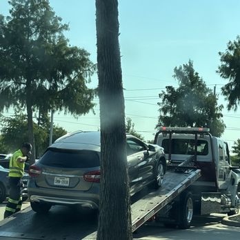 Euless B&B Wrecker Service - Carefully loading it - Towing Near Me - Euless, Texas Euless B&B Wrecker Service - Carefully loading it - Towing Near Me - Euless, Texas