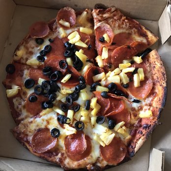 Blondie's - Gluten free pizza with pepperoni, pineapple and olives - Pizza Near Me - Sunriver, Oregon