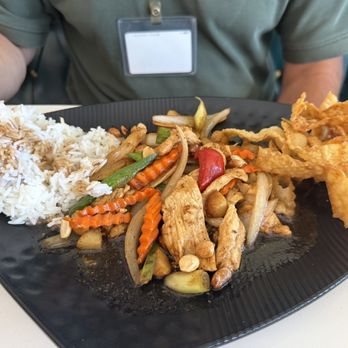Royal's Taste - Kung Pao Chicken Lunch Special - Thai Near Me - Bellflower, California