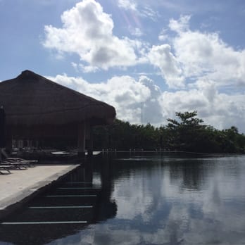 Nizuc - Main pool (infinity) with swim up bar - Hotels Near Me - Cancún, ROO Nizuc - Main pool (infinity) with swim up bar - Hotels Near Me - Cancún, ROO