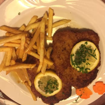 Gaststätte Alte Hupe - Schnitzel mit Pommes und Rahmsoße - Swabian Near Me - Stuttgart, BW Gaststätte Alte Hupe - Schnitzel mit Pommes und Rahmsoße - Swabian Near Me - Stuttgart, BW