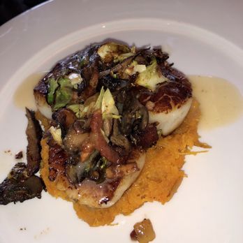 CIRCA at Clarendon - Seared Scallops over a butternut squash purée - New American Near Me - Arlington, Virginia CIRCA at Clarendon - Seared Scallops over a butternut squash purée - New American Near Me - Arlington, Virginia