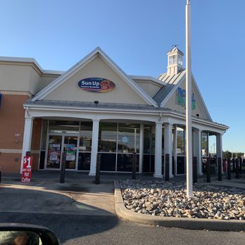 Royal Farms - the front of the store - Convenience Stores Near Me - Greenwood, Delaware