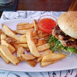 Queen's - Chickenburger mit Fries