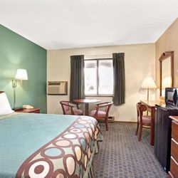 Super 8 by Wyndham Hudson - 1 Queen Bed Room