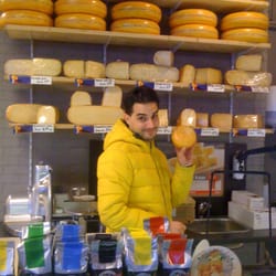 Kralingse Kaasboer - De dolgelukkige eigenaar Najim, een echte kaasfreak.
