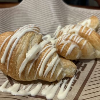 Cheddar's Scratch Kitchen - HONEY BUTTER CROISSANTS - American Near Me - Garland, Texas