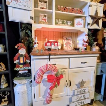 Prairie Moon Farm - Crafts inside the large barn - Pumpkin Patches Near Me - Knoxville, Illinois