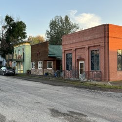 Old West Rv Park - Housing in the town of Reed Point. The brick building was a bank established in 1907.
