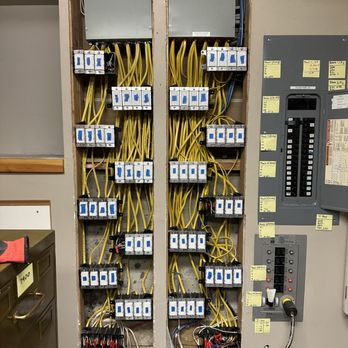 Plugz Electric - Electricians Near Me