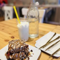 Holychoco - Brownie sandwich and banana shake