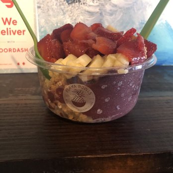 Playa Bowls - Açaí bowl with banana, strawberry, and granola - Acai Bowls Near Me - Rehoboth Beach, Delaware Playa Bowls - Açaí bowl with banana, strawberry, and granola - Acai Bowls Near Me - Rehoboth Beach, Delaware