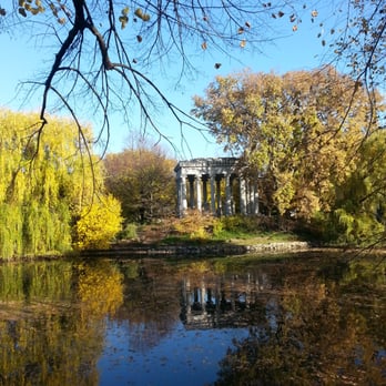 Graceland Cemetery - Beautiful and peaceful autumn view at the cemetery - Funeral Services & Cemeteries Near Me - Chicago, Illinois Graceland Cemetery - Beautiful and peaceful autumn view at the cemetery - Funeral Services & Cemeteries Near Me - Chicago, Illinois