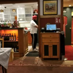 Safran indisches Restaurant - Service mit Turbahn und hipper Kleidung (Sido-Mode)