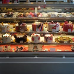 Gateaux - Cakes and pastries on display