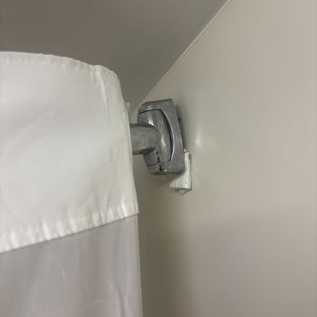 Hampton Inn Williamston - shower curtain rod supported by cardboard - Hotels Near Me - Williamston, North Carolina