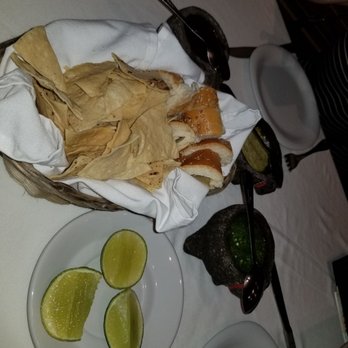 La Estancia de Boca - Chips & bread with fresh limes - Mexican Near Me - Boca del Rio, VER La Estancia de Boca - Chips & bread with fresh limes - Mexican Near Me - Boca del Rio, VER