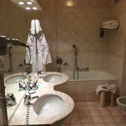 Hotel Stendhal - Nice big bathrooms with bidet!