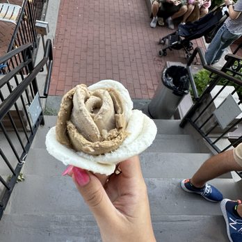 Amorino Gelato - Small cone with Tiramisu, Coffee and Vanilla flavor - Ice Cream & Frozen Yogurt Near Me - Boston, Massachusetts