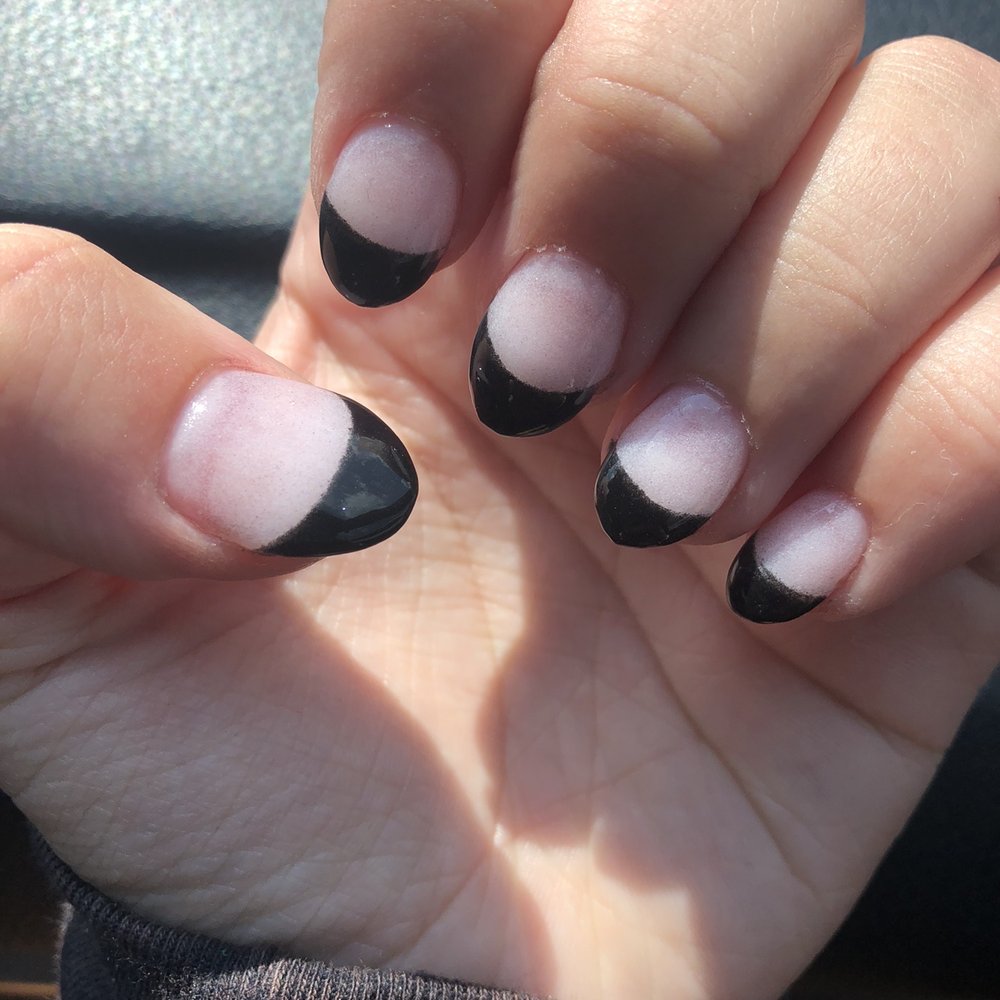 Dip tip nails with black dip/pink. Dip tip nails with black dip/pink.